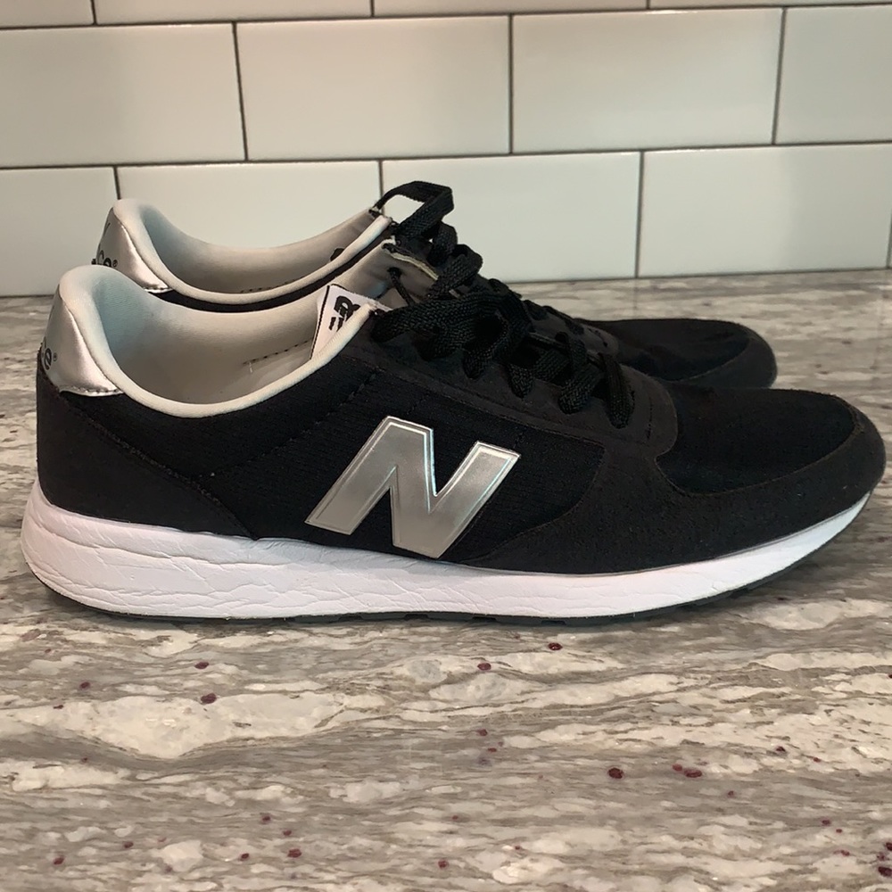 Womens Black New Balance Sneakers- Like New